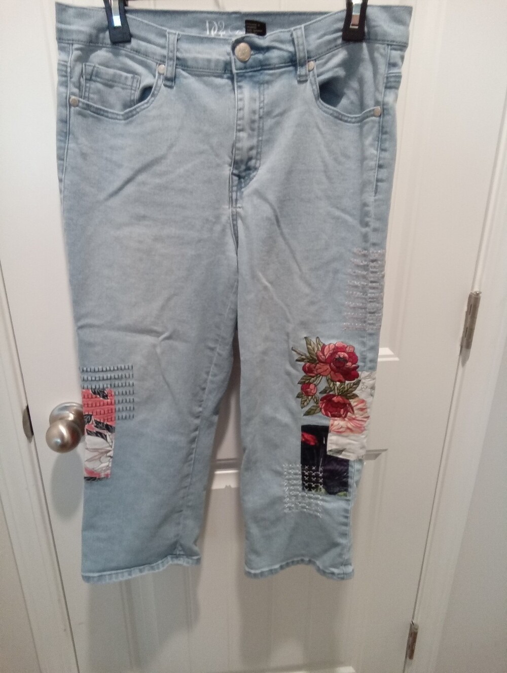 DG2 Diane Gilman Sz 12 Light Wash Stretch Denim Straight Leg Capris w/Patches